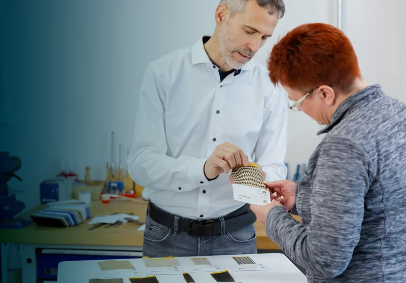 Uniprox Experte berät Kundin zu Prothesenkomponenten – individuelle Auswahl und Anwendung in der Prothetikversorgung