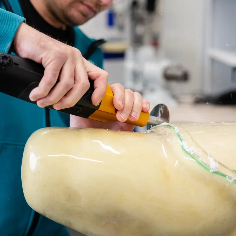 Fräsen eines Prothesenmodells mit Werkzeug – präzise Anpassung und Formgebung in der modernen Prothetikfertigung bei Uniprox