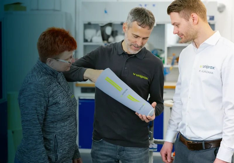 Uniprox Experte erklärt Prothesenliner im Beratungsgespräch – individuelle Anpassung und Anwendung im Sanitätshaus