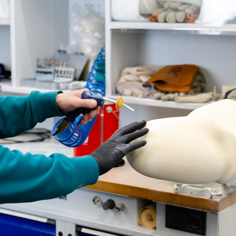 Bearbeitung eines Prothesenmodells mit Werkzeug – präzise Anpassung und Fertigung in der modernen Prothetikwerkstatt