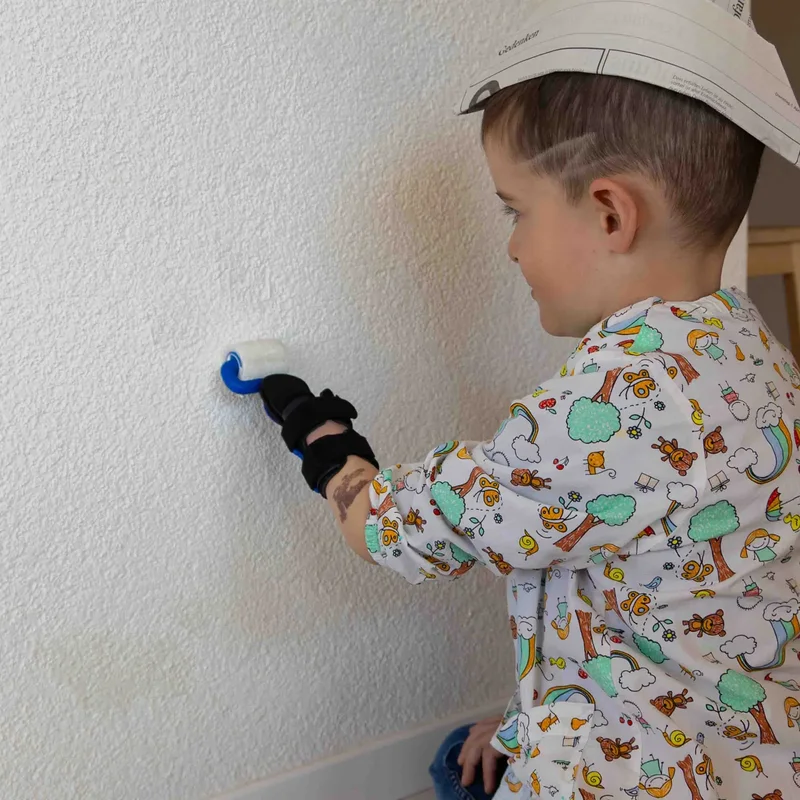 Kind nutzt macu4 Roll Modul beim Malen an der Wand – kreative Nutzung und präzise Bewegungssteuerung