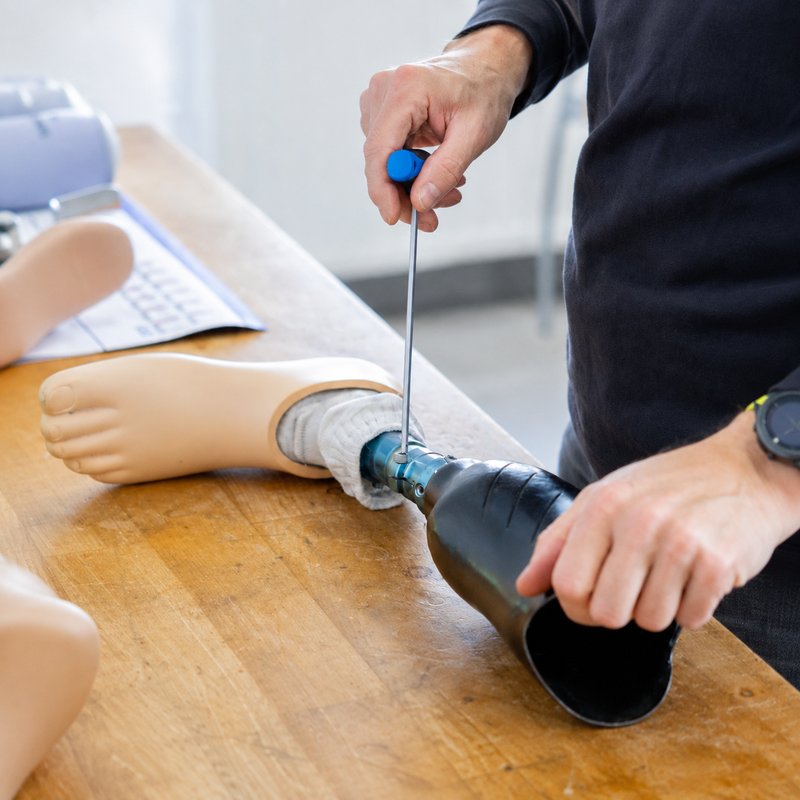 Fitting and adjustment of a prosthetic adapter on a lower-limb prosthesis